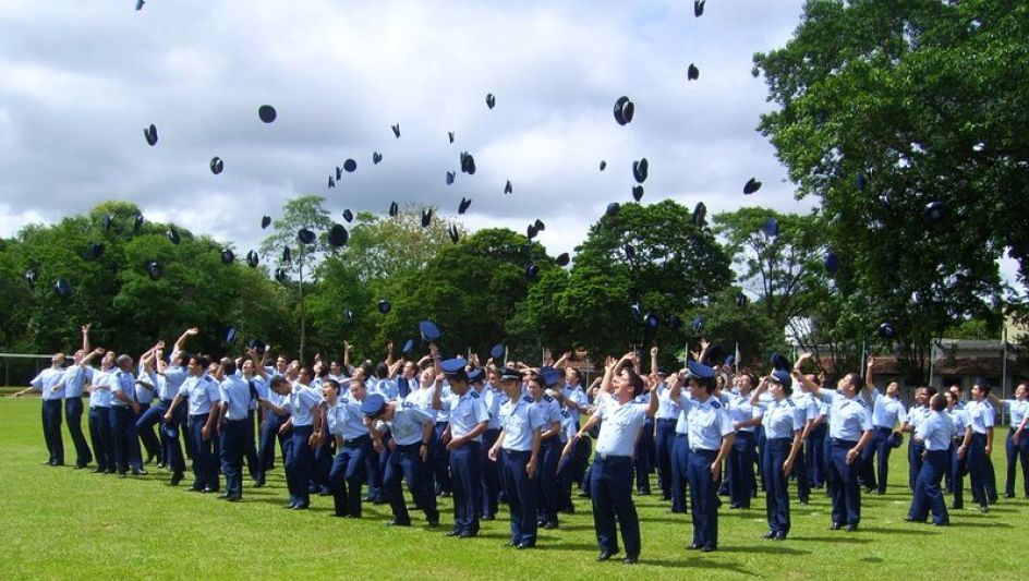 Formatura do CPOR. Durante o primeiro ano do ITA, os alunos realizam o serviço militar uma tarde por semana.