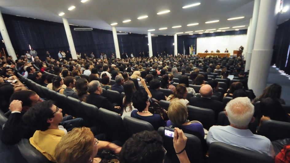 Entrega de diplomas de Mestrado e Doutorado na formatura da Pós-Graduação do ITA.