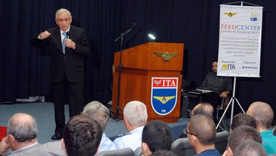 Mesmo muitos anos após formados, os ex-alunos mantém um vínculo muito forte com o ITA. Palestra do Eng. Ozires Silva, formado em 1962.  Foto: fotografo.amaro@bol.com.br