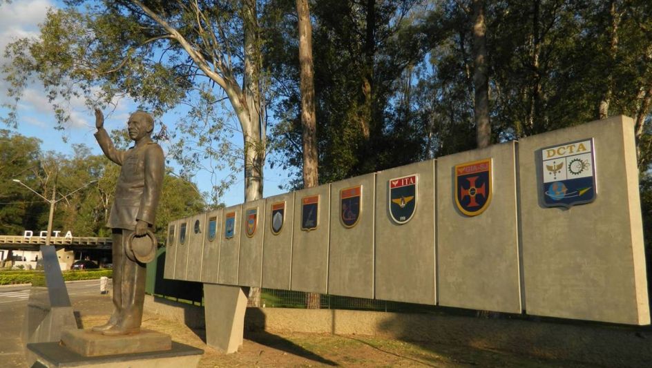 Estátua do idealizador do ITA e do DCTA, o Marechal Casimiro Montenegro Filho.