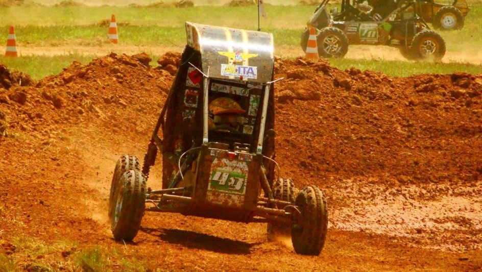 Os alunos se envolvem em diversas competições de engenharia entre universidades, incluindo a construção de um carro de corrida off-road, o Minibaja.