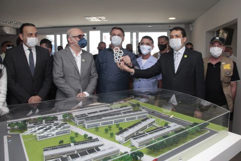 Presidente Bolsonaro  diante da maquete da expansão do ITA