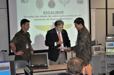 Reitor do ITA entrega certificados do Curso do Excalibur