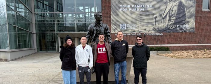 Os alunos do ITA junto ao Prof Fabio Ribeiro, da Purdue University, em frente à estátua de um famoso egresso de Purdue: o astronauta Neil Armstrong.