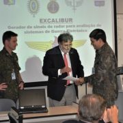 Reitor do ITA entrega certificados do Curso do Excalibur